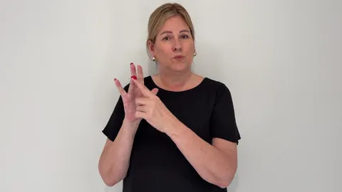 The Auslan fingerspelling handshape for the letter O