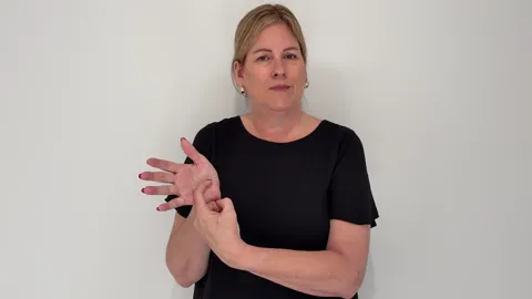 The Auslan fingerspelling handshape for the letter R